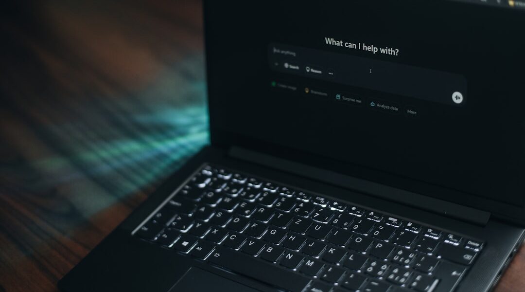 Laptop mit Suchleiste und AI-Ergebnissen als Symbol fuer die neue SEO-Strategie