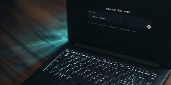 Laptop mit Suchleiste und AI-Ergebnissen als Symbol fuer die neue SEO-Strategie