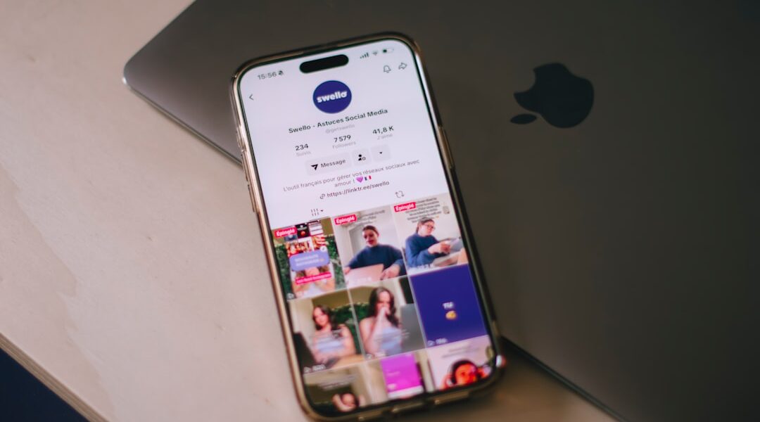 Smartphone mit Social-Media-Apps als Symbol fuer TikTok Marketing Strategien