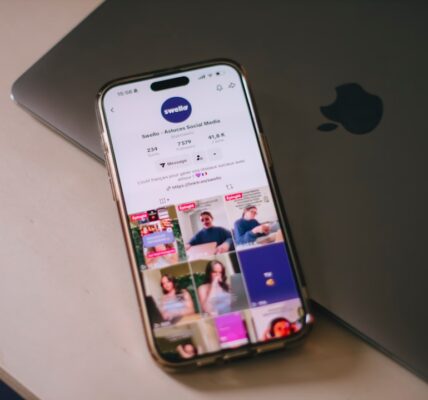 Smartphone mit Social-Media-Apps als Symbol fuer TikTok Marketing Strategien