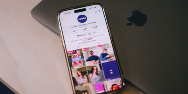 Smartphone mit Social-Media-Apps als Symbol fuer TikTok Marketing Strategien