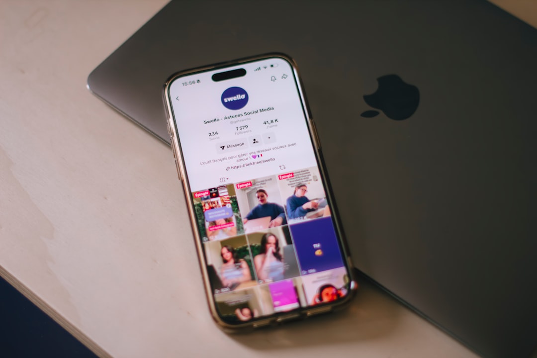 Smartphone mit Social-Media-Apps als Symbol fuer TikTok Marketing Strategien