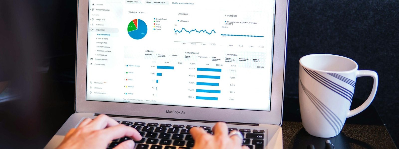 Email Marketing Dashboard mit Statistiken auf einem Laptop