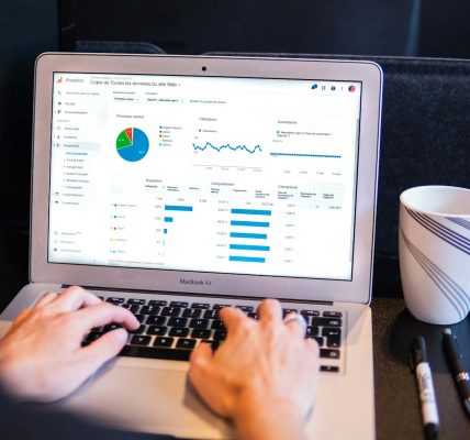 Email Marketing Dashboard mit Statistiken auf einem Laptop