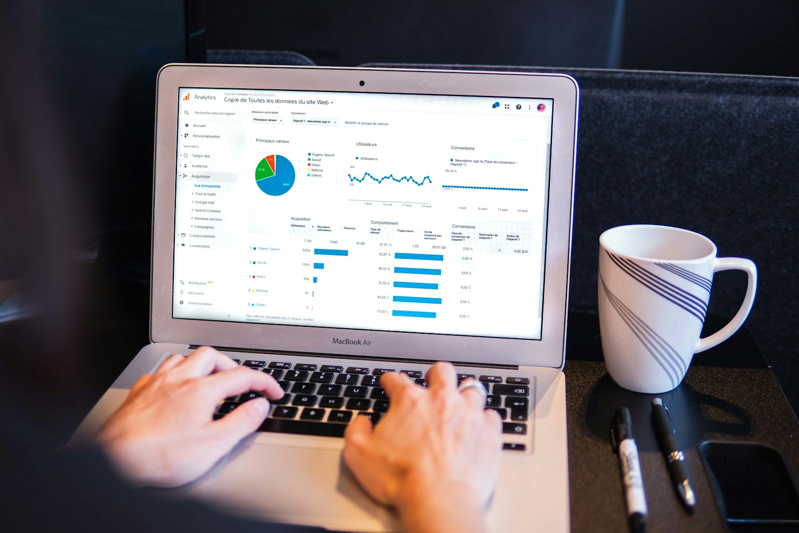 Email Marketing Dashboard mit Statistiken auf einem Laptop