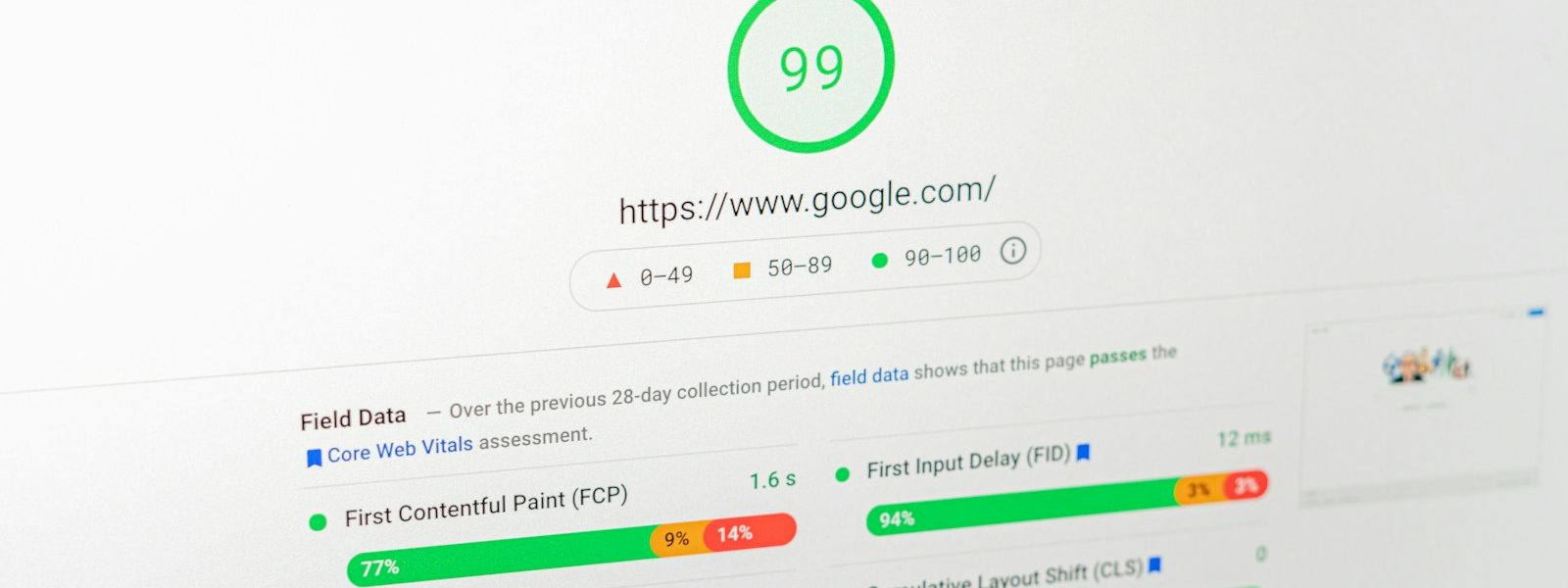 KI Suchergebnisse mit Zitat-Boxen auf einem Laptopbildschirm