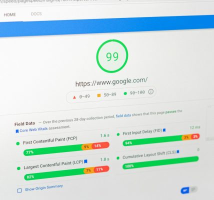KI Suchergebnisse mit Zitat-Boxen auf einem Laptopbildschirm