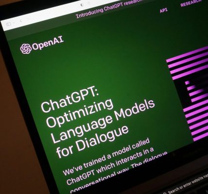 Laptop-Bildschirm mit OpenAI ChatGPT-Webseite zur KI-Inhaltserkennung