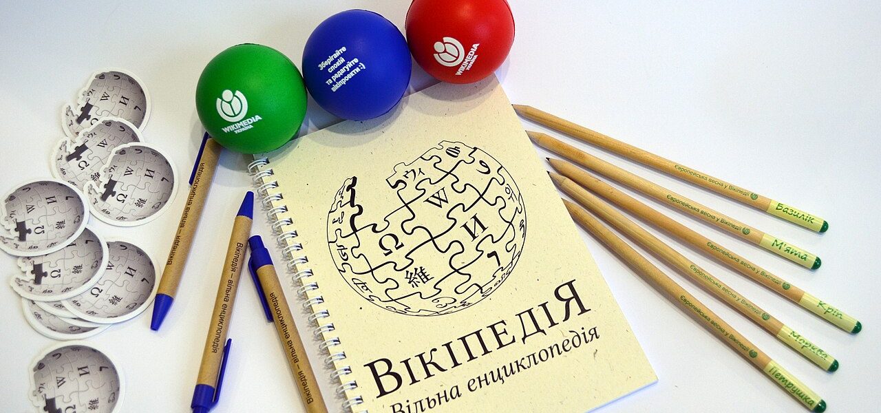 notebook pen writing (foto: AnnaKhrobolova (WMUA) / CC0, Wikimedia Commons)