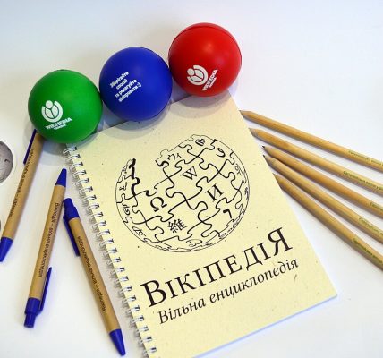 notebook pen writing (foto: AnnaKhrobolova (WMUA) / CC0, Wikimedia Commons)