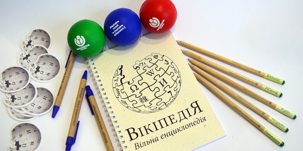 notebook pen writing (foto: AnnaKhrobolova (WMUA) / CC0, Wikimedia Commons)