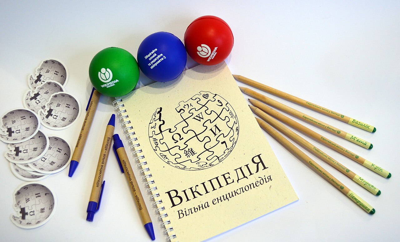 notebook pen writing (foto: AnnaKhrobolova (WMUA) / CC0, Wikimedia Commons)