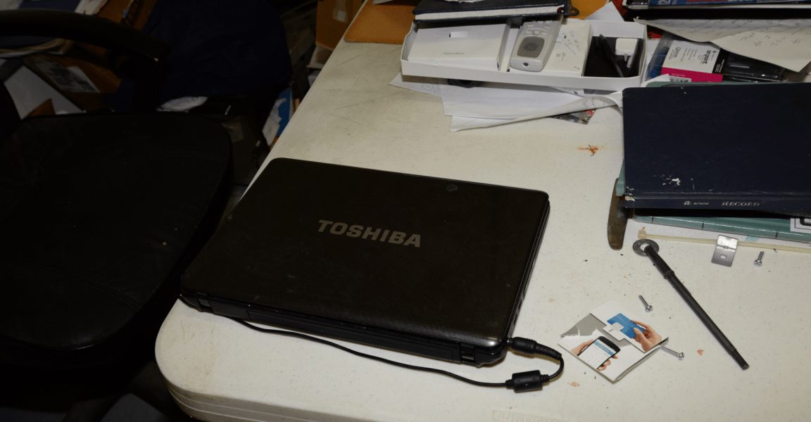 laptop office desk (foto: Federal Bureau of Investigation / Public domain, Wikimedia Commons)
