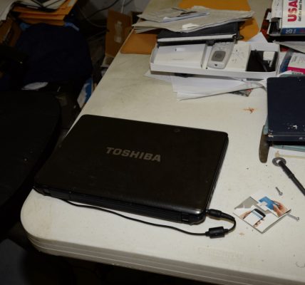 laptop office desk (foto: Federal Bureau of Investigation / Public domain, Wikimedia Commons)