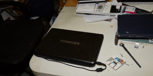 laptop office desk (foto: Federal Bureau of Investigation / Public domain, Wikimedia Commons)
