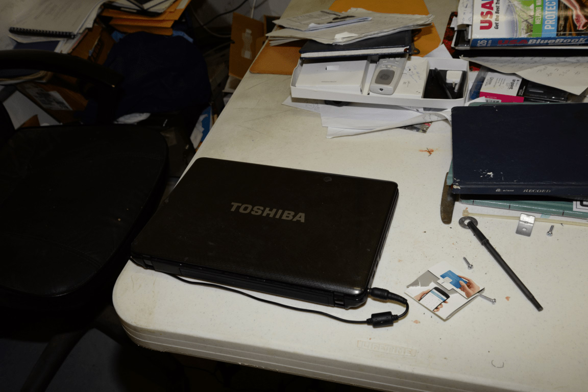 laptop office desk (foto: Federal Bureau of Investigation / Public domain, Wikimedia Commons)