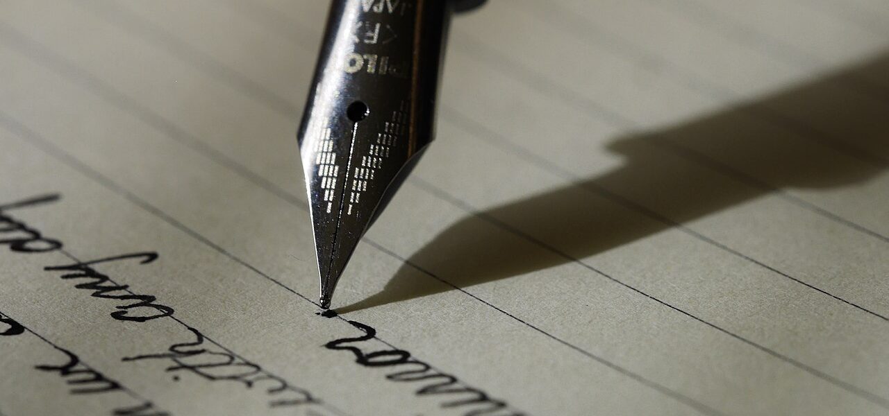 notebook pen writing (foto: Aaron Burden aaronburden / CC0, Wikimedia Commons)
