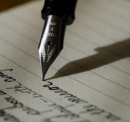 notebook pen writing (foto: Aaron Burden aaronburden / CC0, Wikimedia Commons)