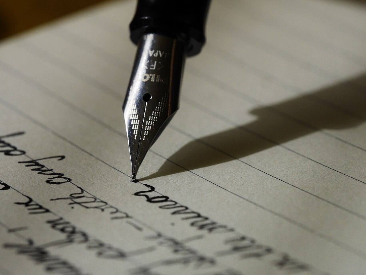 notebook pen writing (foto: Aaron Burden aaronburden / CC0, Wikimedia Commons)