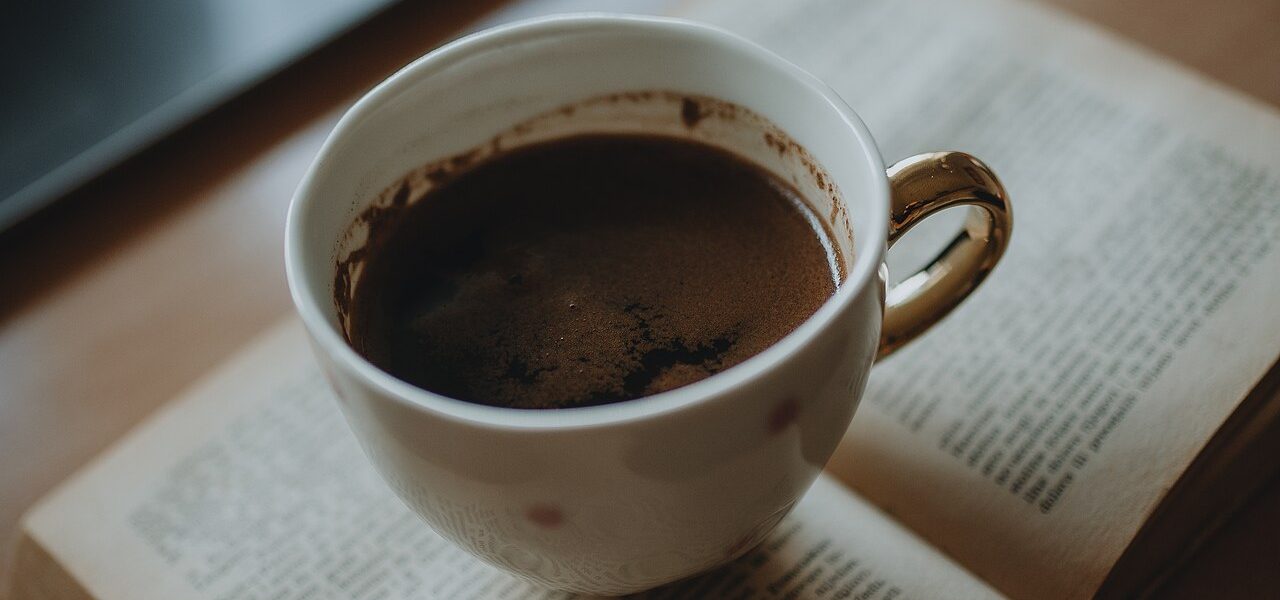 office workspace coffee (foto: Shixart1985 / CC BY 2.0, Wikimedia Commons)