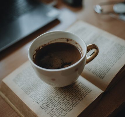 office workspace coffee (foto: Shixart1985 / CC BY 2.0, Wikimedia Commons)