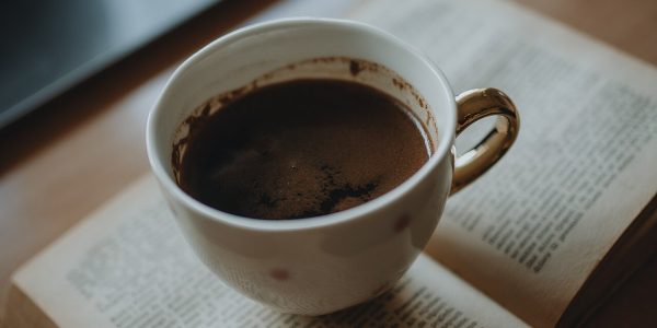 office workspace coffee (foto: Shixart1985 / CC BY 2.0, Wikimedia Commons)