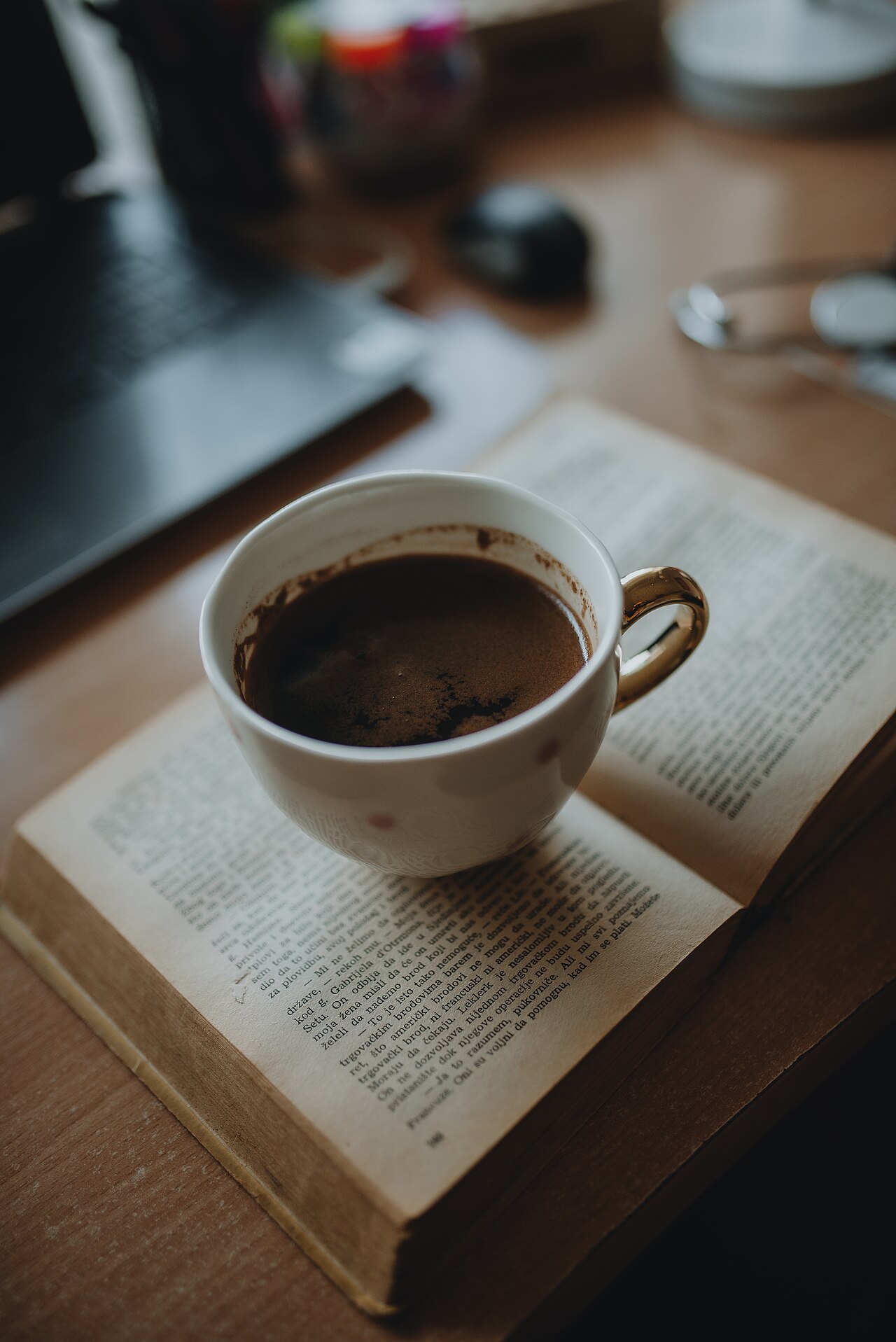 office workspace coffee (foto: Shixart1985 / CC BY 2.0, Wikimedia Commons)