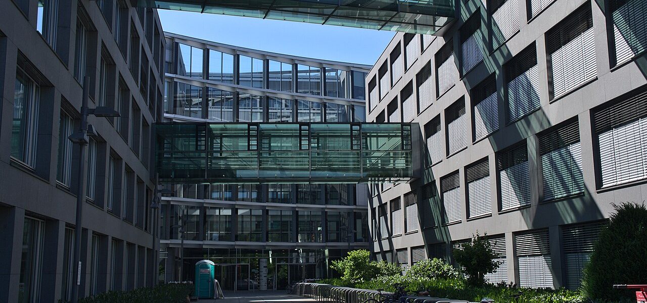 modern office (foto: Robert von Oliva (naruciakk) / CC0, Wikimedia Commons)