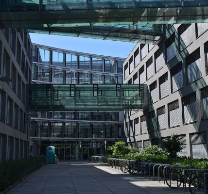 modern office (foto: Robert von Oliva (naruciakk) / CC0, Wikimedia Commons)