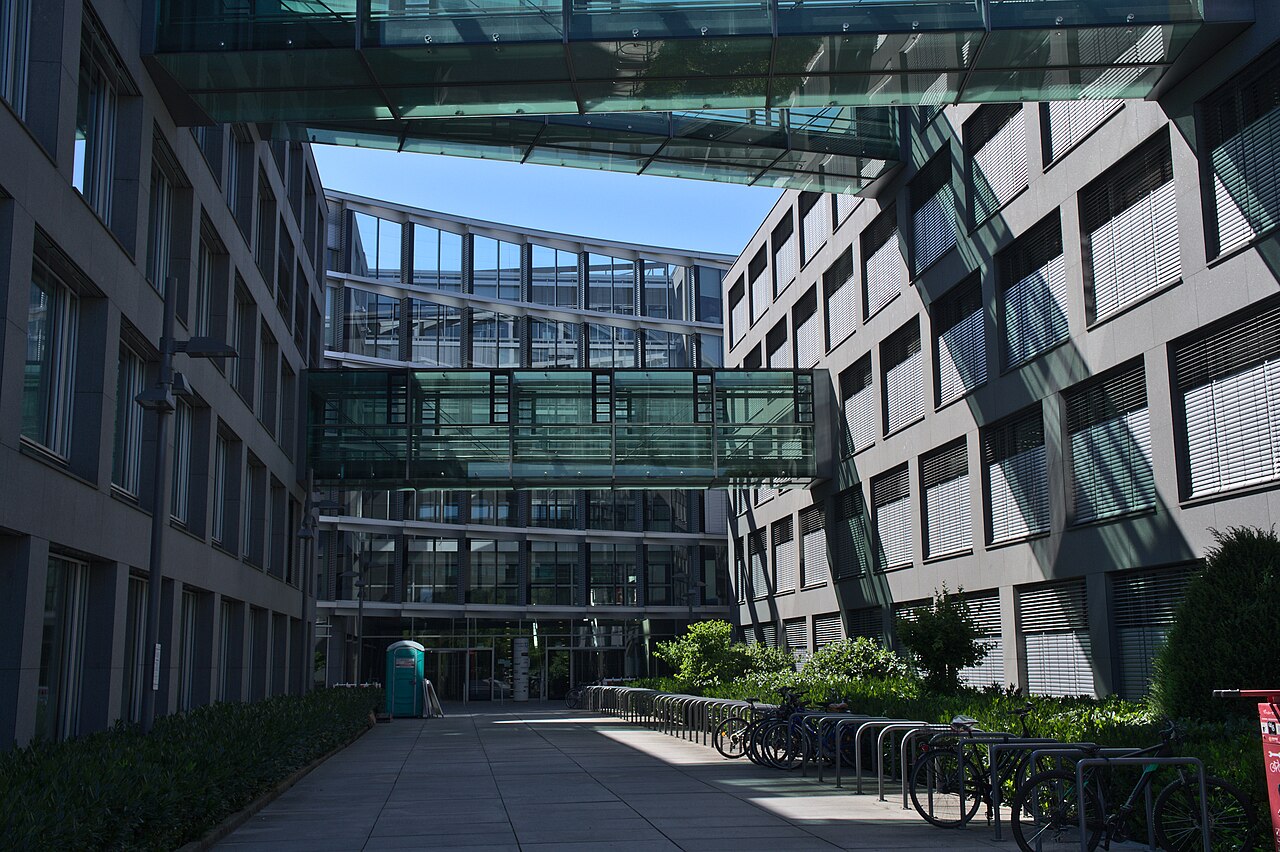 modern office (foto: Robert von Oliva (naruciakk) / CC0, Wikimedia Commons)