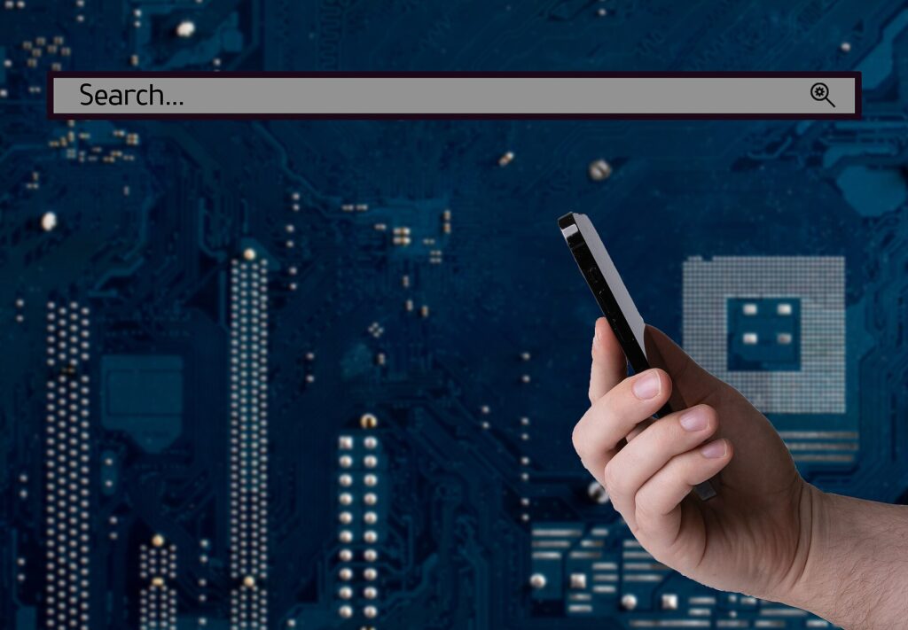 Hand hält ein Smartphone mit geöffneter Produktseite eines Onlineshops im Freien