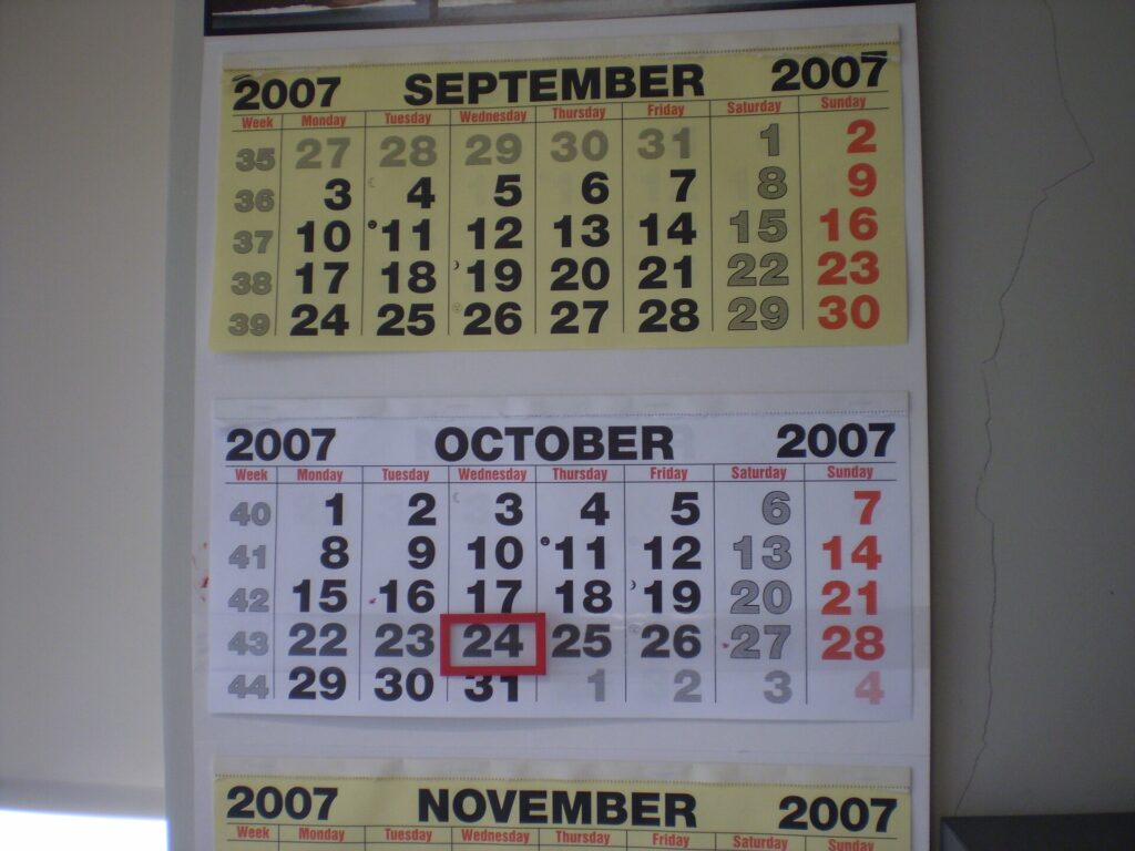 Wandkalender mit dem Monatsblatt November, einzelne Tage sind farbig markiert