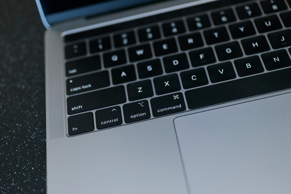 H&auml;nde tippen auf einer Laptoptastatur, auf dem Bildschirm ist ein Eingabefeld ge&ouml;ffnet