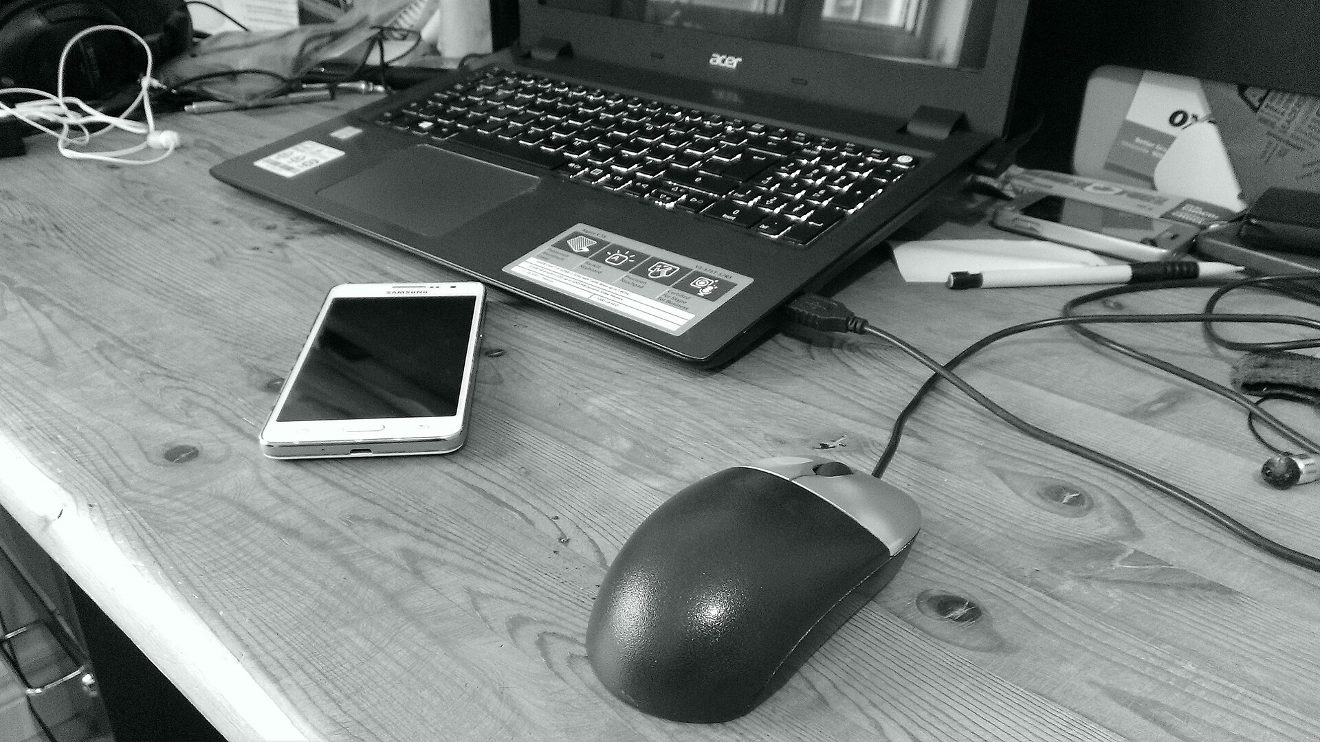 laptop mouse desk