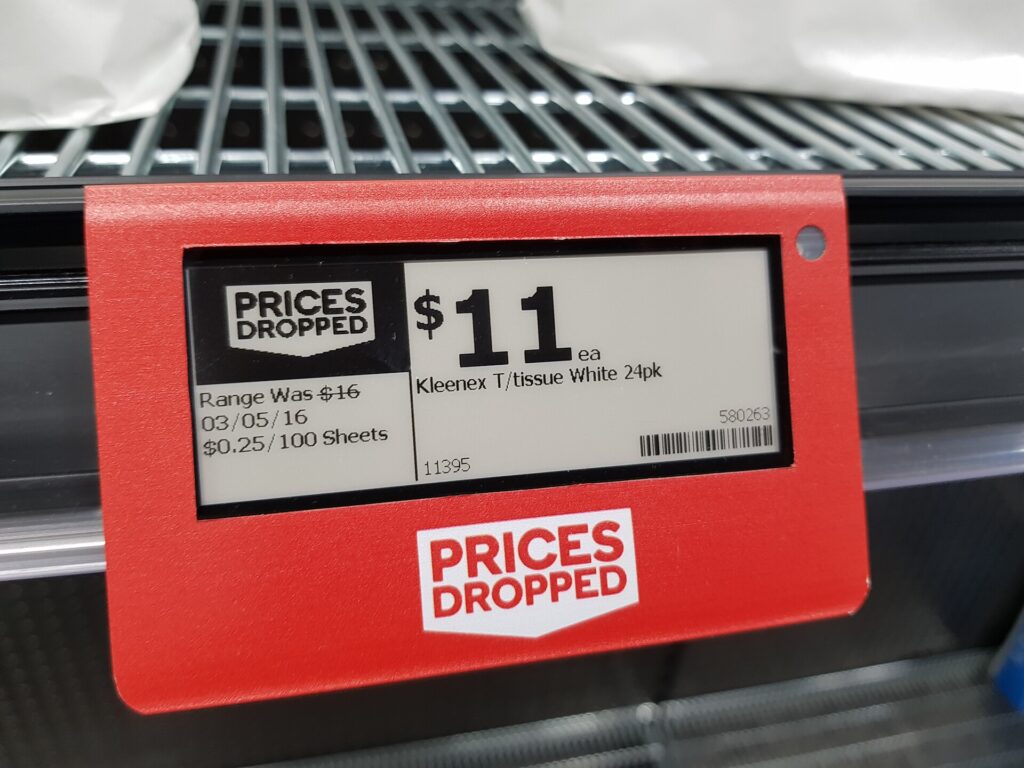Taschenrechner neben einem langen Kassenbon auf einer hellen Arbeitsfl&auml;che