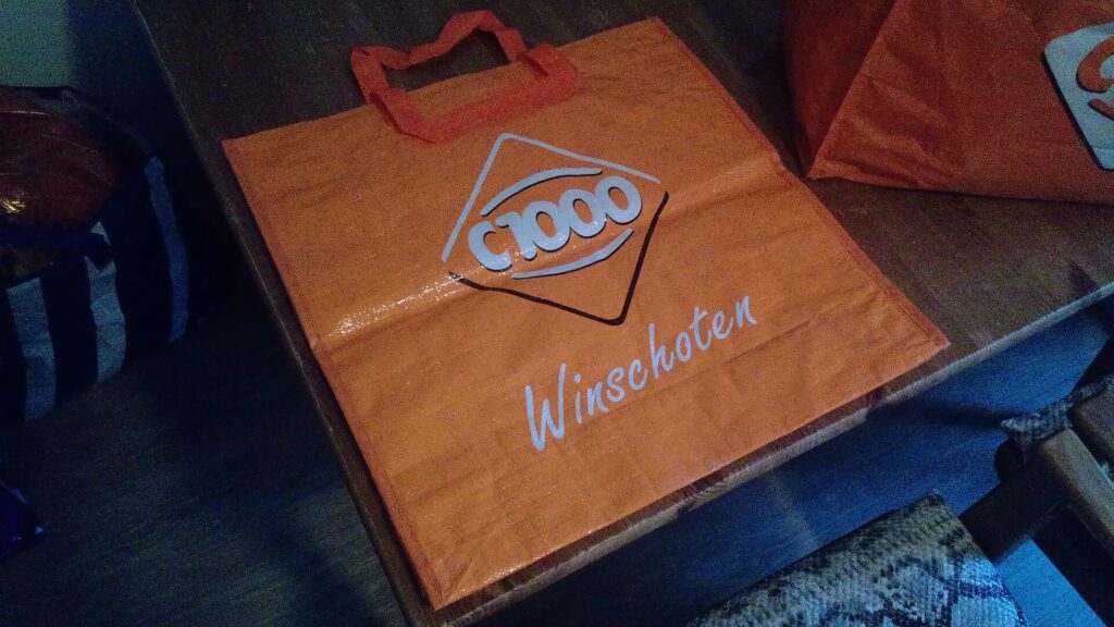 Taschenrechner neben mehreren gestapelten Papierbelegen auf einer hellen Schreibtischoberfläche