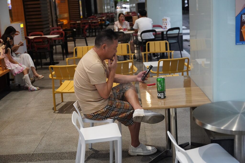 Smartphone zeigt ein Eingabeformular mit mehreren Feldern und einer roten Fehlermeldung