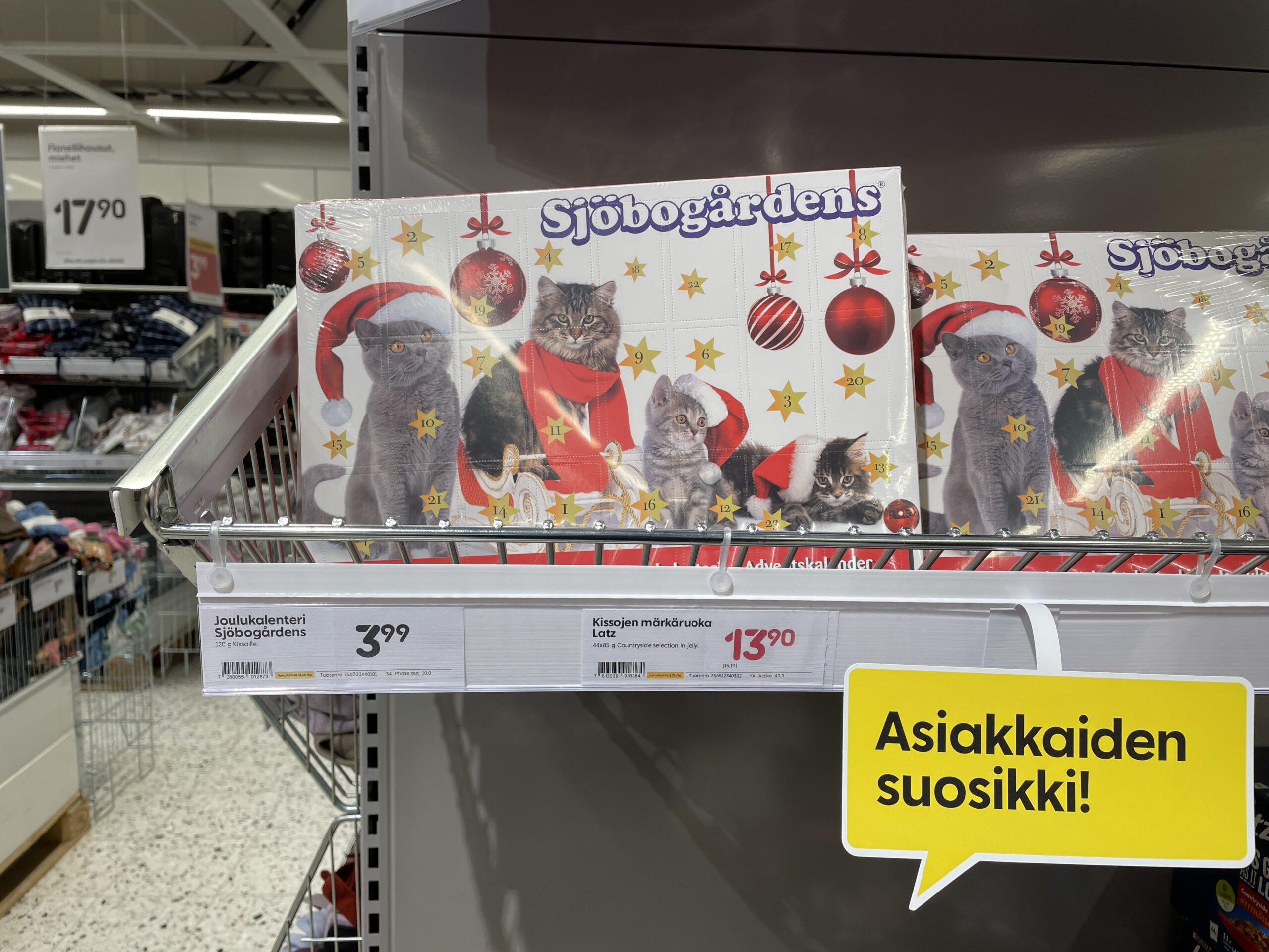 Hölzerner Adventskalender mit nummerierten Türchen steht auf einem Tisch vor heller Wand