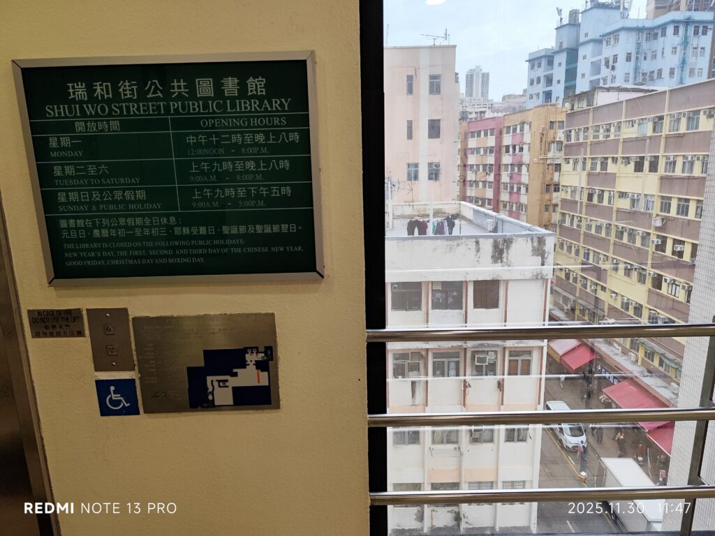 Aufkleber mit Öffnungszeiten klebt innen an einer Schaufensterscheibe eines Geschäfts