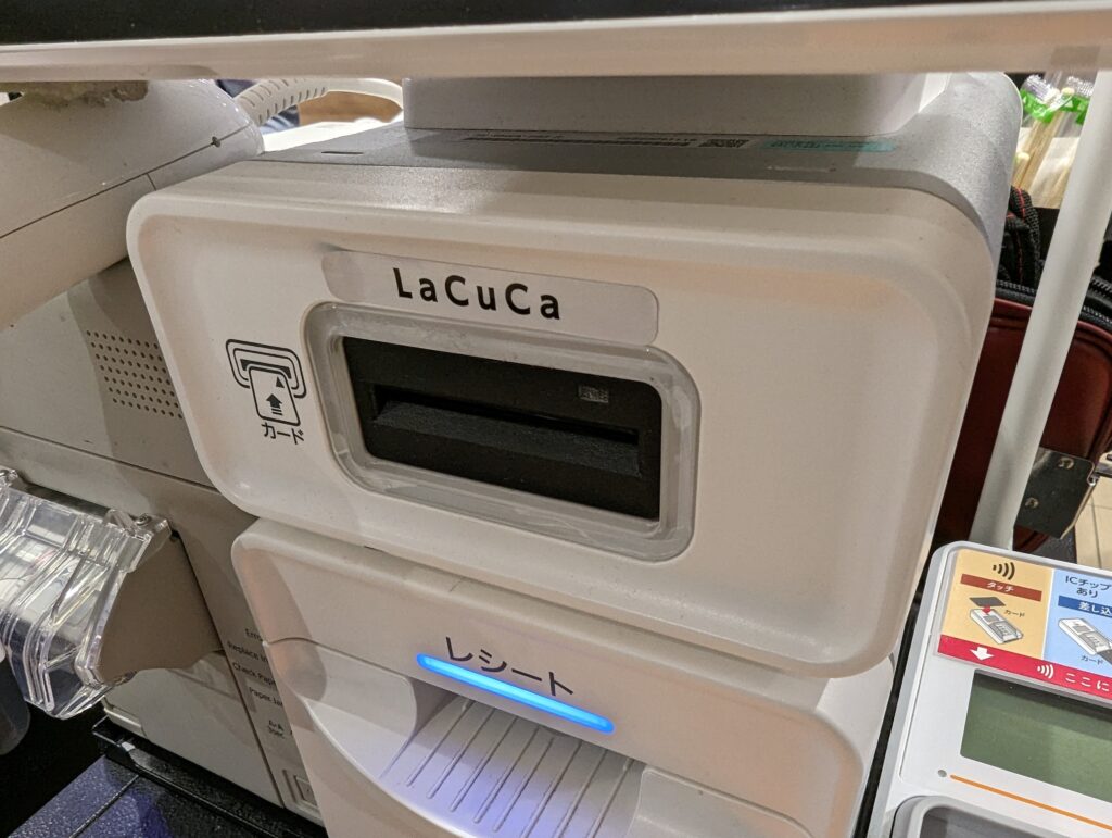 Kleines Kartenleseger&auml;t auf einer Ladentheke, daneben liegt ein zusammengefalteter Beleg