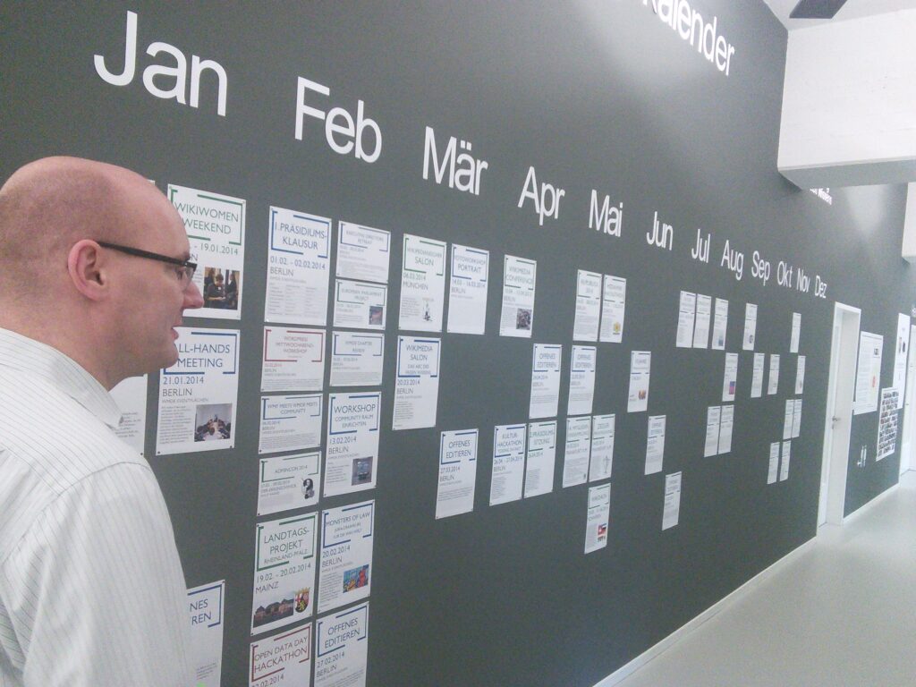 Wandkalender mit dem Dezemberblatt, einzelne Tage sind mit einem Stift markiert