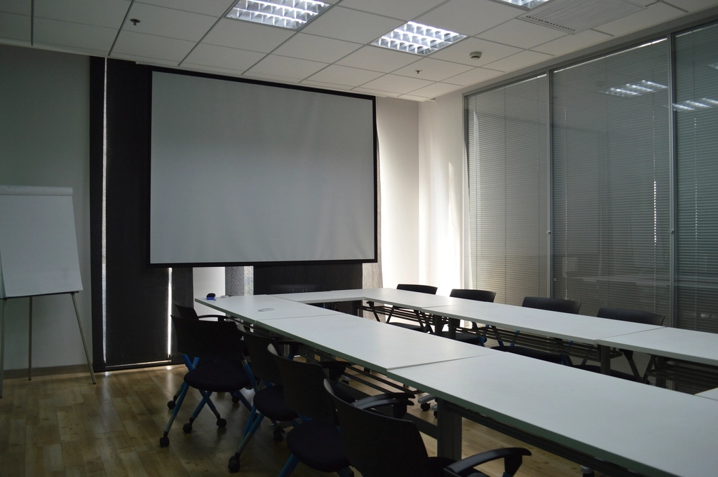 Zwei Personen sitzen an einem Tisch und besprechen ausgedruckte Unterlagen